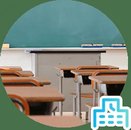 黒板と机が並ぶ教室